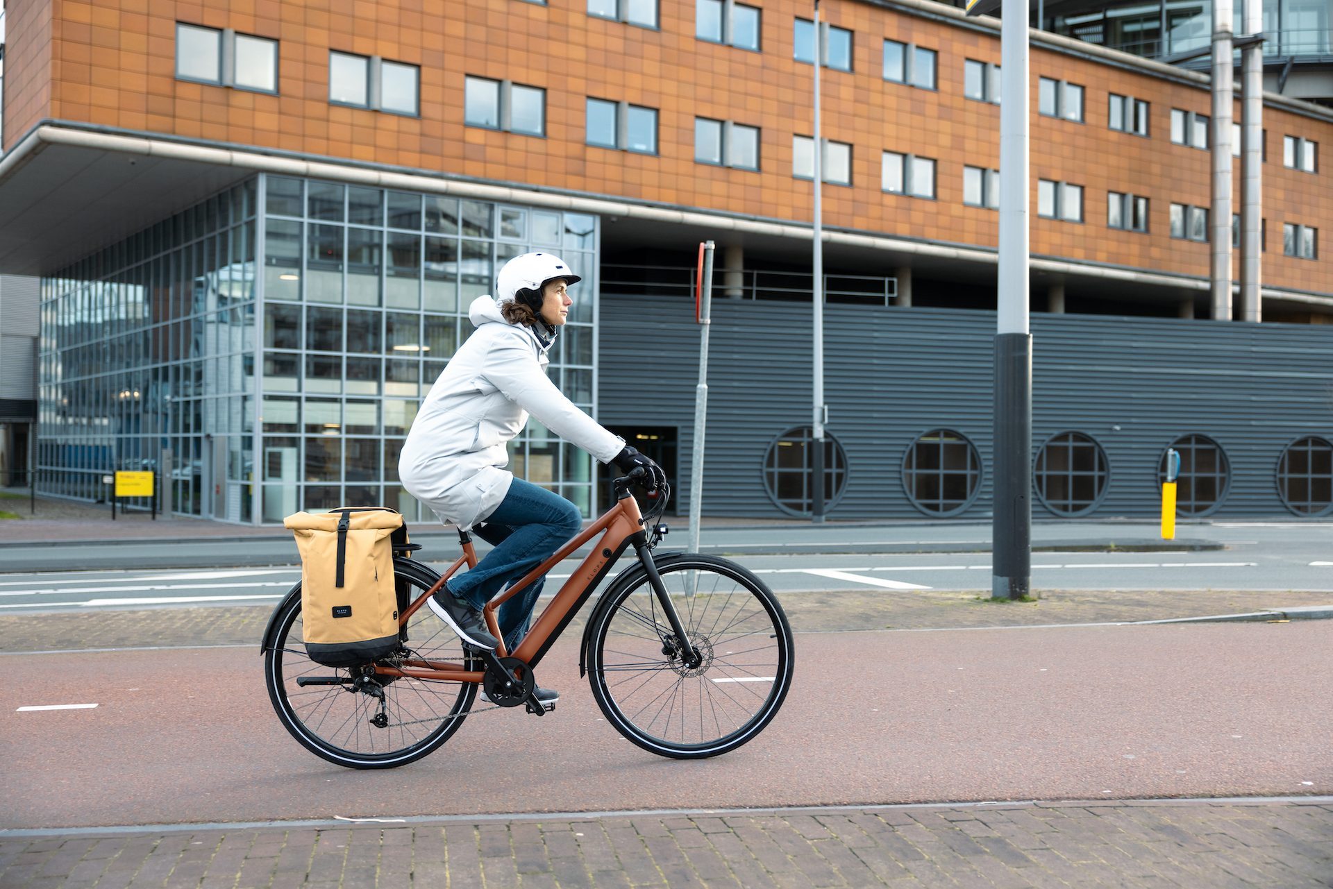 Cycliste urbain à vélo, au boulot à vélo