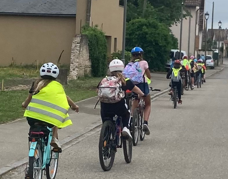 Apprentissage du vélo pour enfant, se déplacer en sécurité, à l'école à vélo